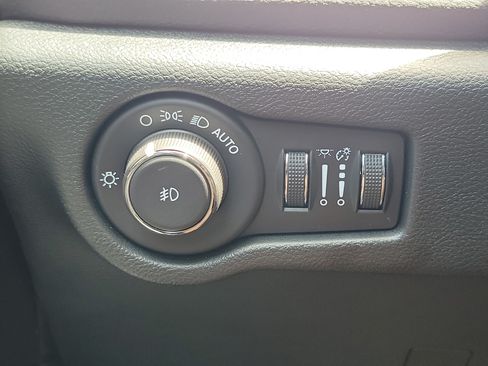 Used 2025 Chrysler Pacifica Select FWD image 25