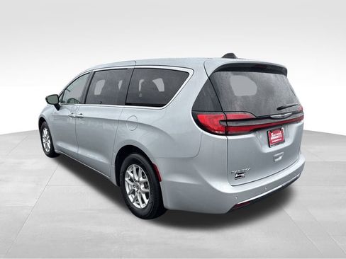 Used 2024 Chrysler Pacifica Touring-L image 3