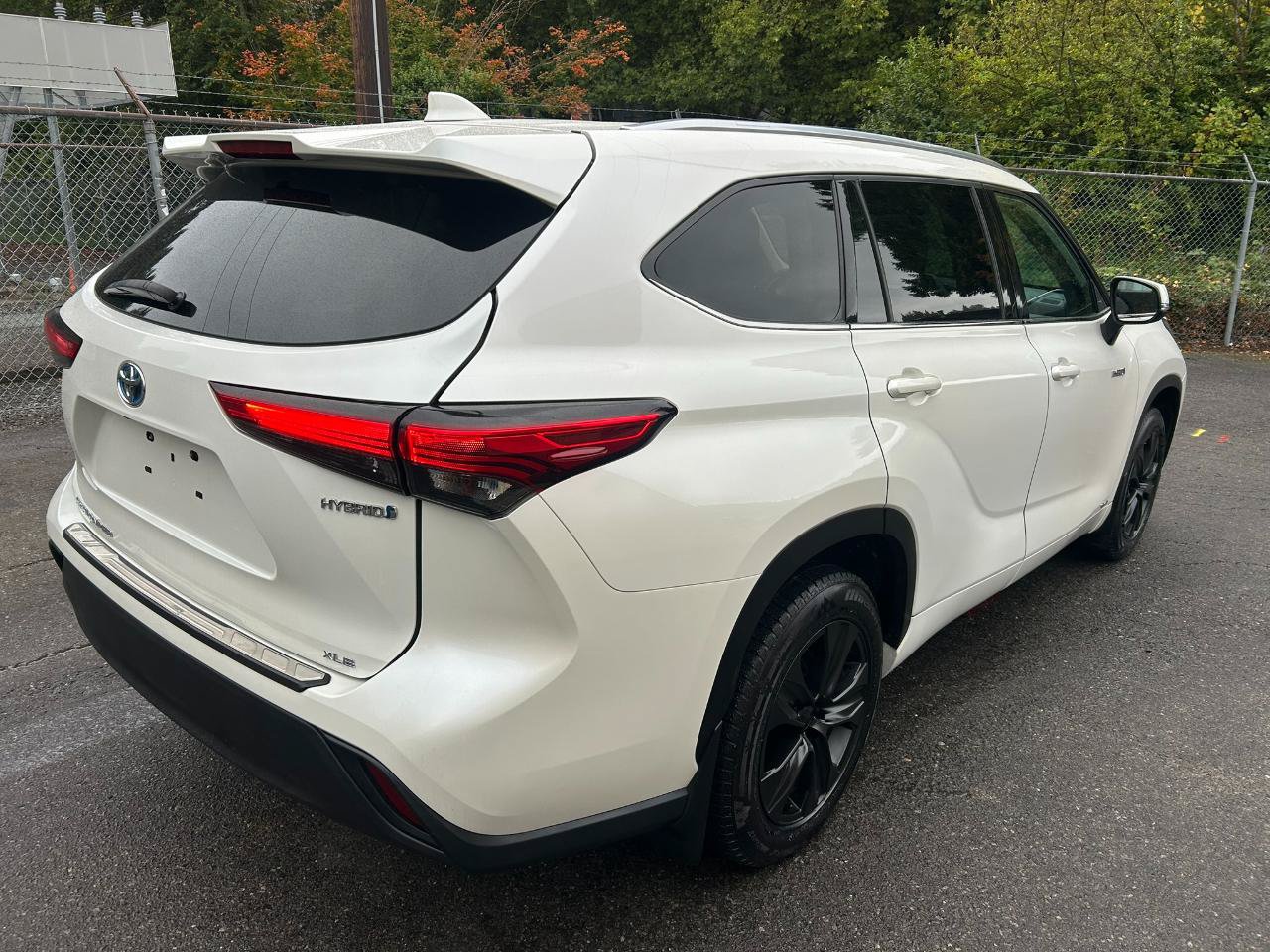 Used 2020 Toyota Highlander XLE AWD/4WD image 5