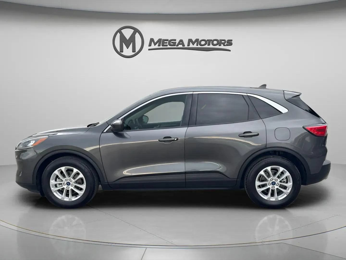 Used 2020 Ford Escape SE FWD image 2