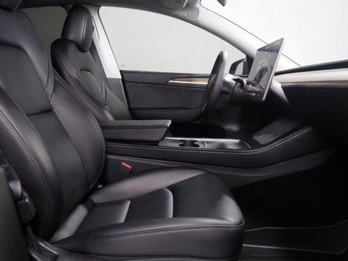 Used 2024 Tesla Model Y 2WD image 16
