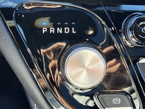 Used 2025 Chrysler Pacifica Limited image 22