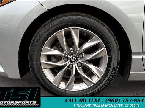 Used 2019 Toyota Avalon XLE image 9