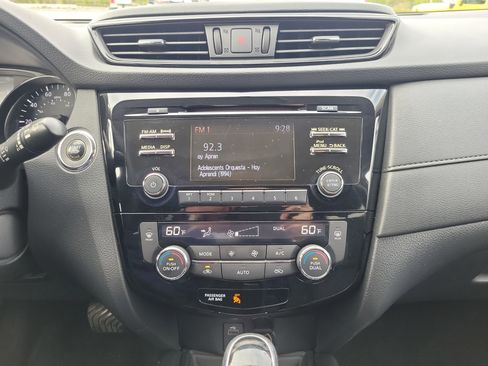 Used 2017 Nissan Rogue SV image 25