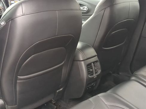 Certified 2019 Jeep Cherokee Limited w/ Luxury Group image 25