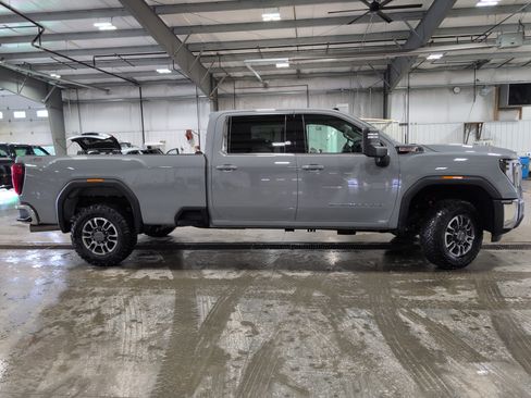 Used 2024 GMC Sierra 2500 SLE image 2