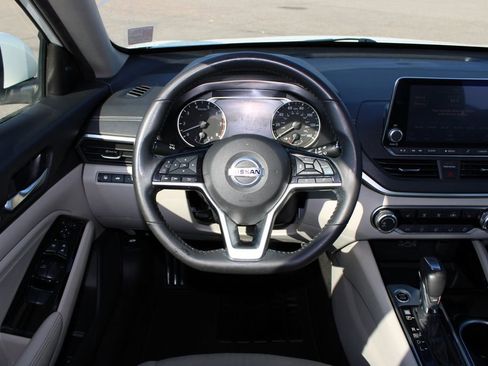 Used 2022 Nissan Altima 2.5 SV w/ SV Premium Package image 9