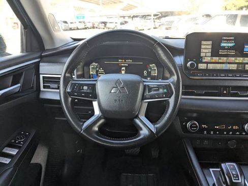 Used 2024 Mitsubishi Outlander SE image 16