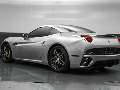 Used 2011 Ferrari California image 15