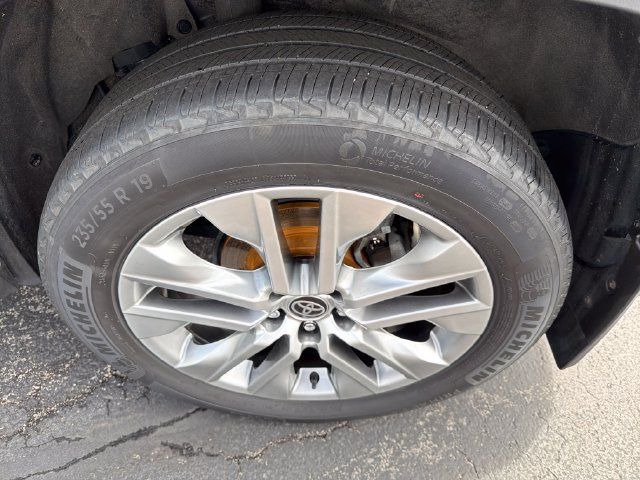 Used 2022 Toyota RAV4 XLE Premium AWD/4WD image 27