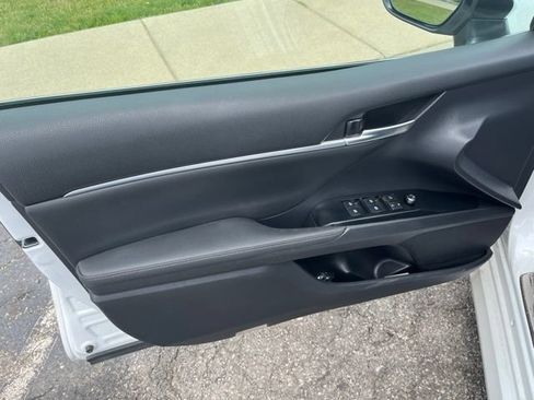 Used 2019 Toyota Camry XLE FWD image 9
