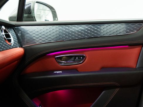 Used 2021 Bentley Bentayga image 31