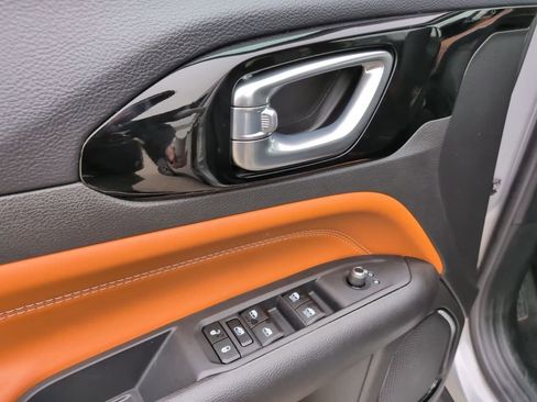 Used 2025 Jeep Compass Limited image 20