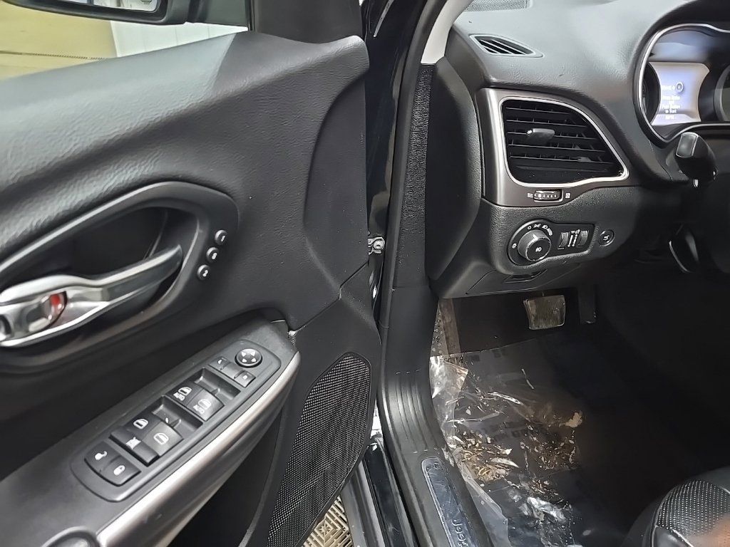Used 2019 Jeep Cherokee Limited AWD/4WD image 28