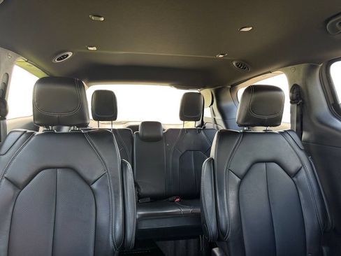 Used 2025 Chrysler Pacifica Select FWD image 14