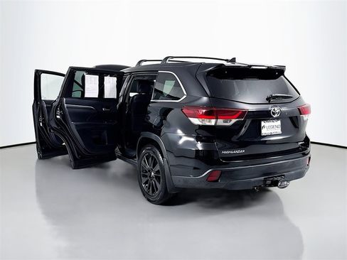 Used 2019 Toyota Highlander SE image 23