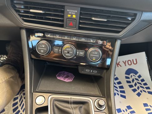 Used 2024 Volkswagen Jetta SE FWD image 11