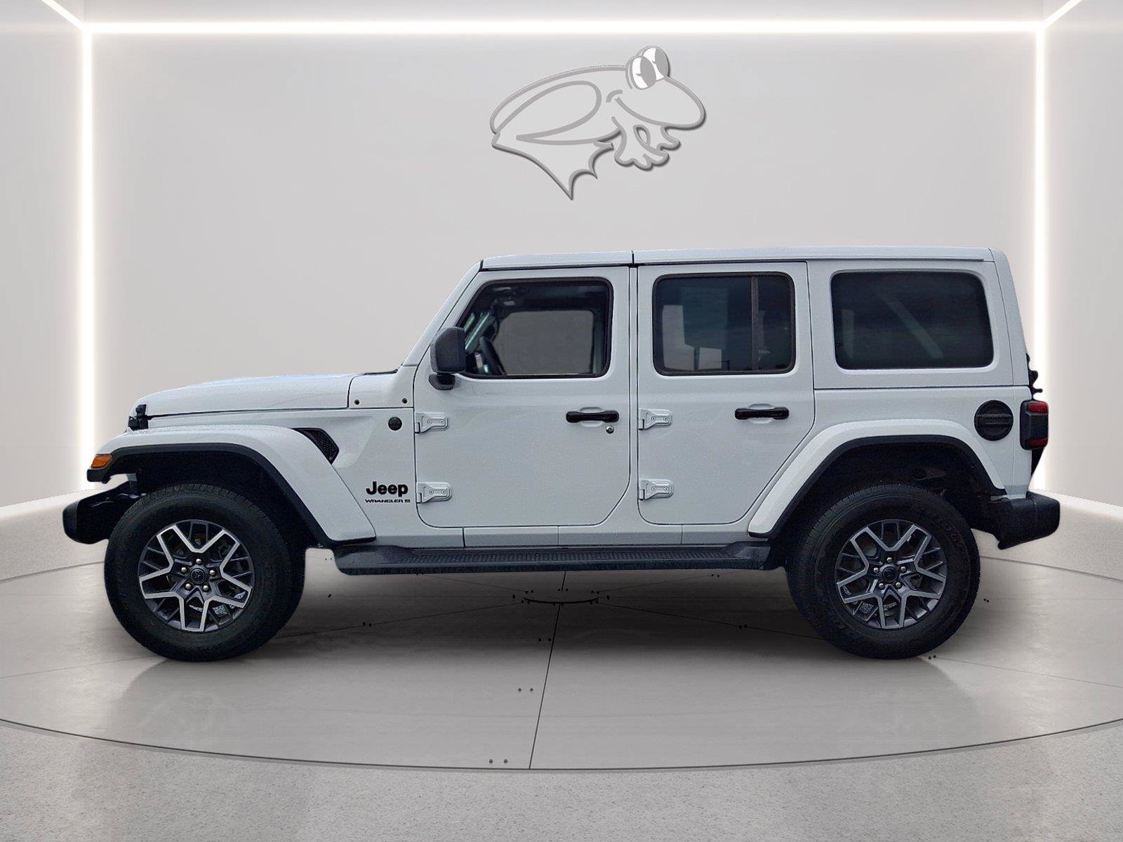 Used 2025 Jeep Wrangler Unlimited Sahara AWD/4WD image 2