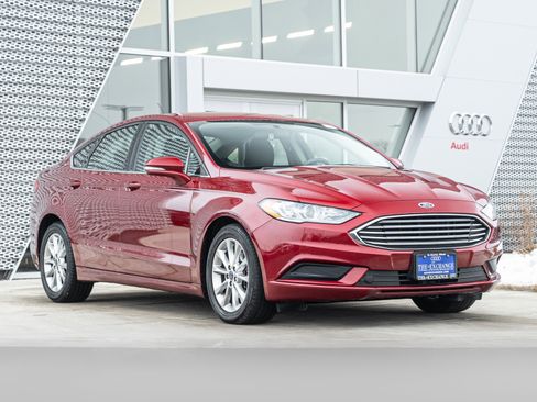 Used 2017 Ford Fusion SE image 1