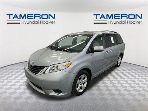 Used 2011 Toyota Sienna LE image 1