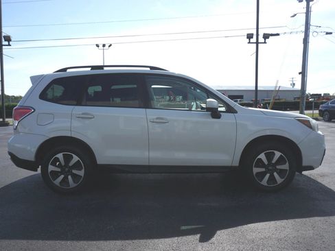Used 2017 Subaru Forester 2.5i Premium AWD/4WD image 4