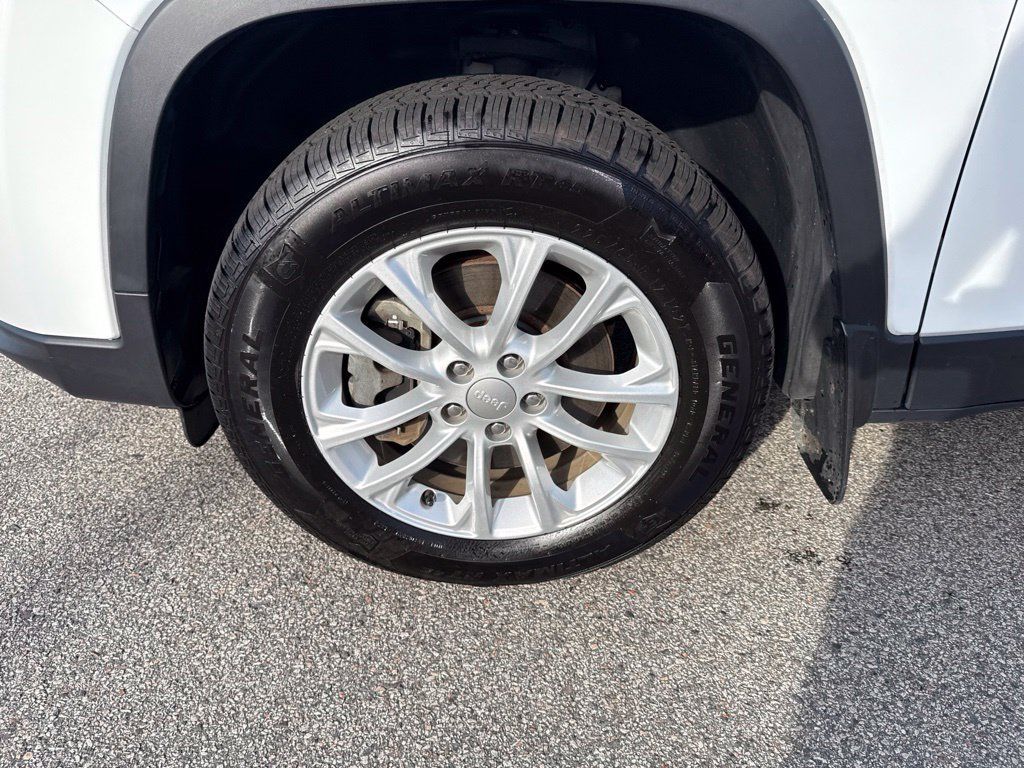 Certified 2022 Jeep Cherokee Latitude Lux w/ Sun & Sound Group AWD/4WD image 9