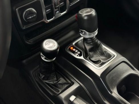 Used 2023 Jeep Wrangler Unlimited Sahara AWD/4WD image 20