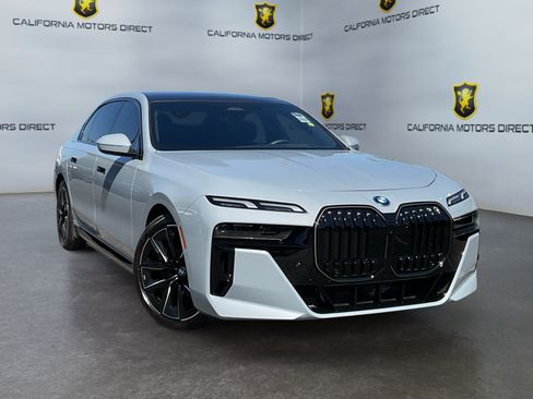 Used 2025 BMW 750e xDrive w/ Premium Package AWD/4WD image 3