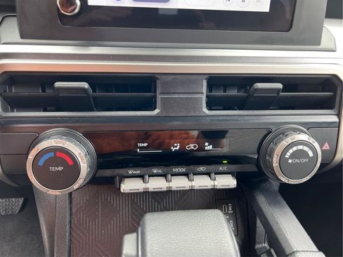 Used 2025 Toyota 4Runner SR5 AWD/4WD image 28