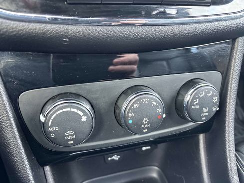 Used 2011 Chrysler 200 Limited image 26