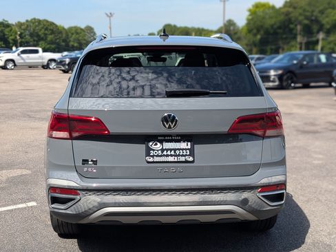 Used 2022 Volkswagen Taos SEL w/ Panoramic Sunroof Package FWD image 8