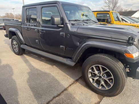 Used 2024 Jeep Gladiator Sport image 2