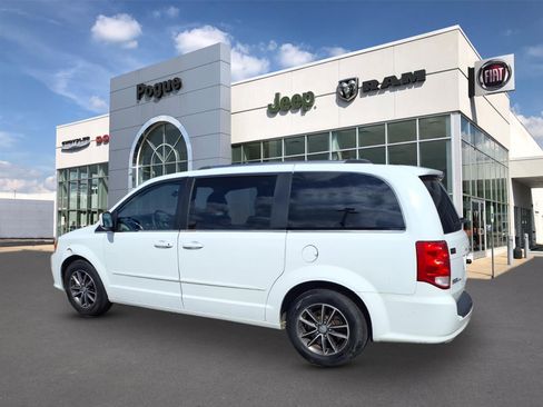 Used 2017 Dodge Grand Caravan SXT FWD image 3