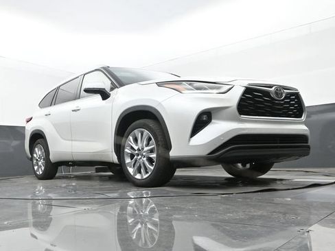 Used 2023 Toyota Highlander Limited FWD image 31