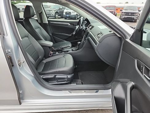 Used 2018 Volkswagen Passat 2.0T R-Line FWD image 30