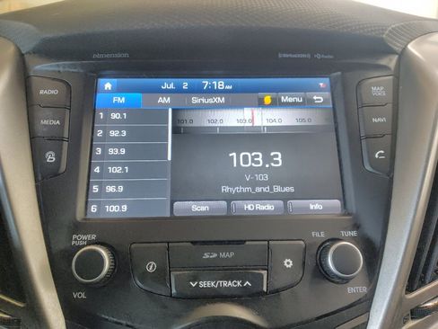 Used 2017 Hyundai Veloster Value Edition FWD image 25
