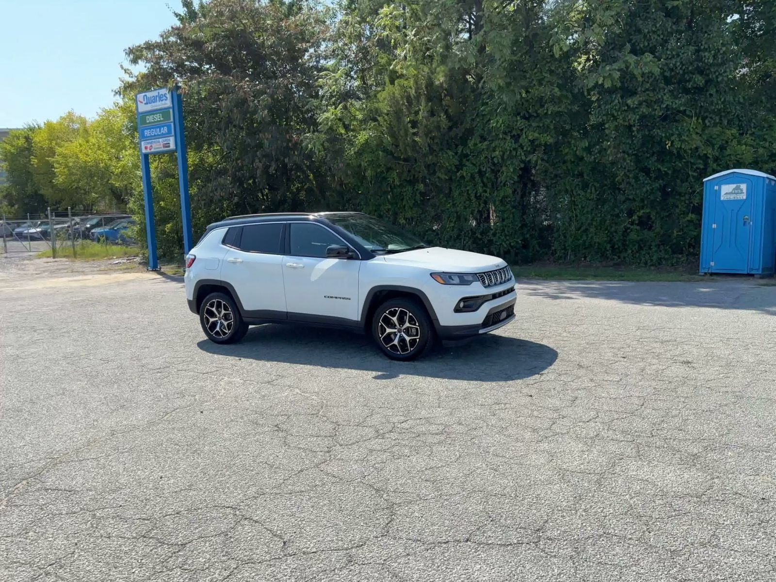 Used 2025 Jeep Compass Limited AWD/4WD image 2
