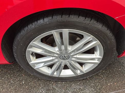 Used 2016 Volkswagen Golf Limited Edition image 9