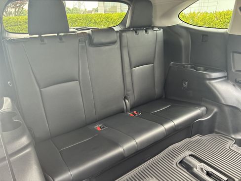 Used 2023 Toyota Highlander XLE AWD/4WD image 24