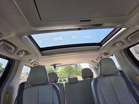 Used 2014 Toyota Sienna Limited w/ Limited Premium Package FWD image 19