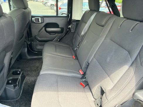 Used 2018 Jeep Wrangler Unlimited Sport S AWD/4WD image 7