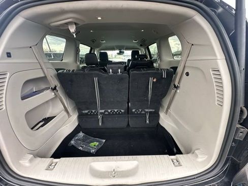 Used 2024 Chrysler Pacifica Touring-L image 5