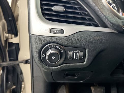 Used 2015 Jeep Cherokee Latitude w/ Cold Weather Group image 16