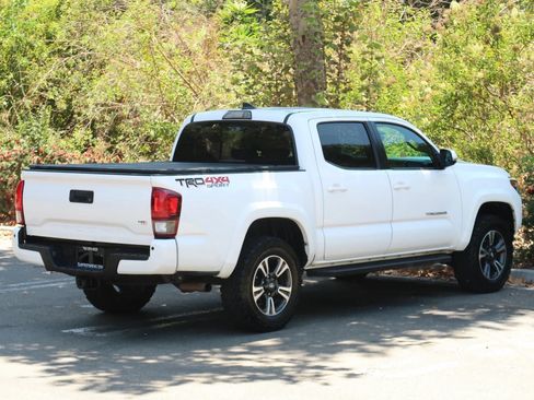 Used 2018 Toyota Tacoma TRD Sport w/ Technology Package AWD/4WD image 10