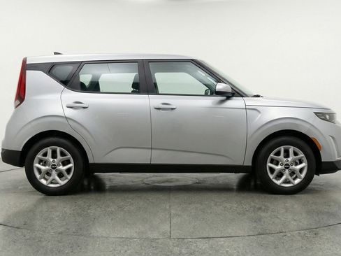 Used 2025 Kia Soul LX w/ LX Technology Package FWD image 11