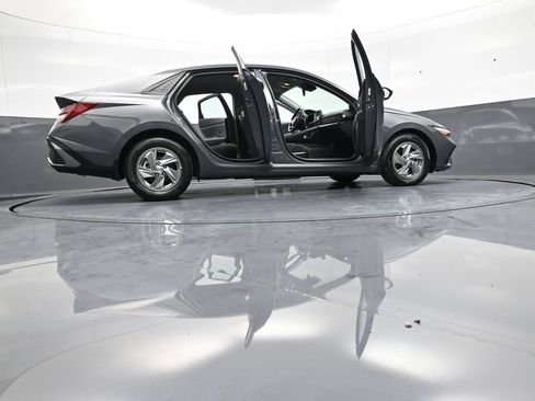 Certified 2025 Hyundai Elantra SE FWD image 47