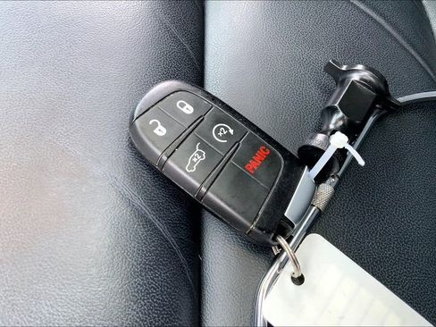 Used 2019 Jeep Grand Cherokee Limited AWD/4WD image 10