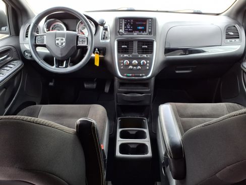 Used 2018 Dodge Grand Caravan SE FWD image 8