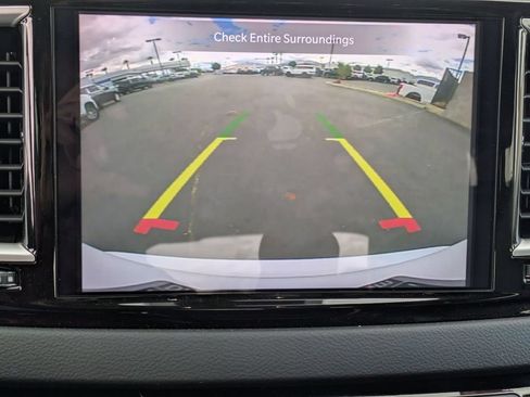Used 2023 Chrysler Pacifica Touring-L FWD image 28