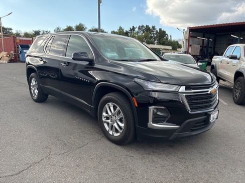 Used 2023 Chevrolet Traverse LS image 2
